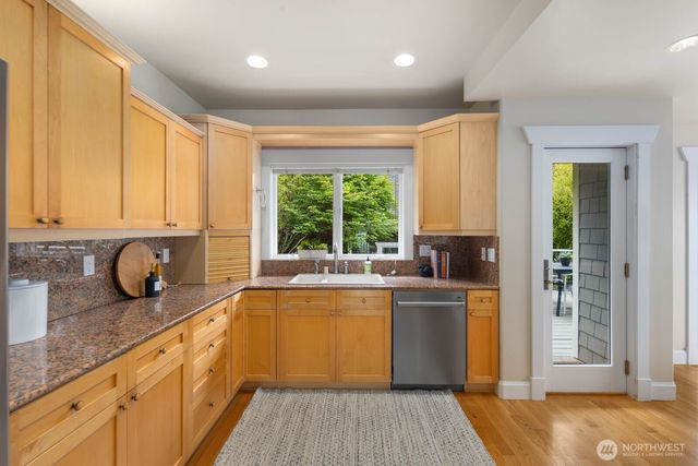 2711 4th Avenue W, Seattle, WA 98119