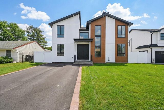 14 Hoover Lane, Bethpage, NY 11714