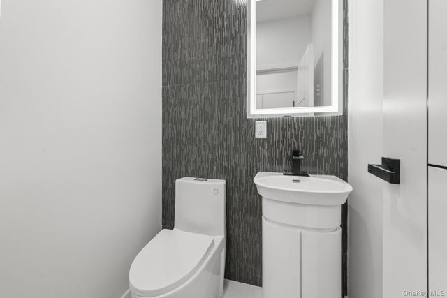 14 Hoover Lane, Bethpage, NY 11714