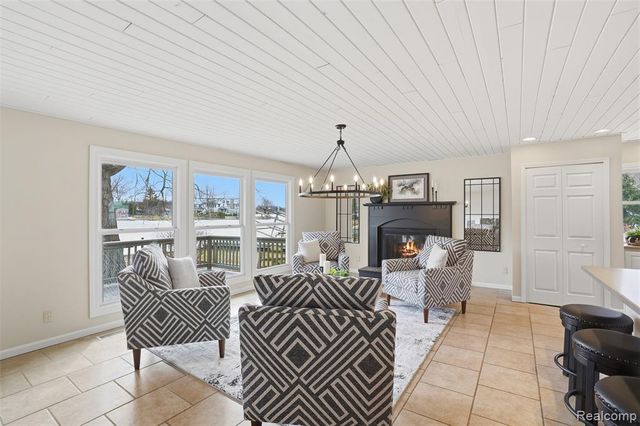 5370 Edgelake Drive, Pinckney, MI 48169