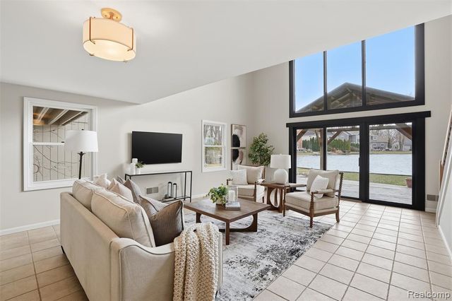 5370 Edgelake Drive, Pinckney, MI 48169