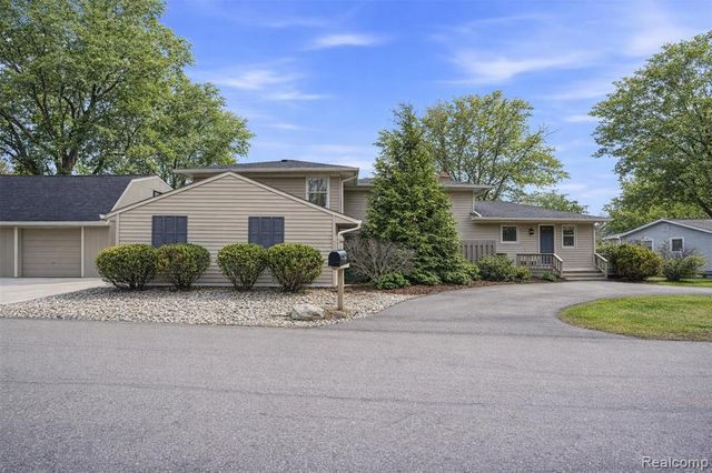 5370 Edgelake Drive, Pinckney, MI 48169