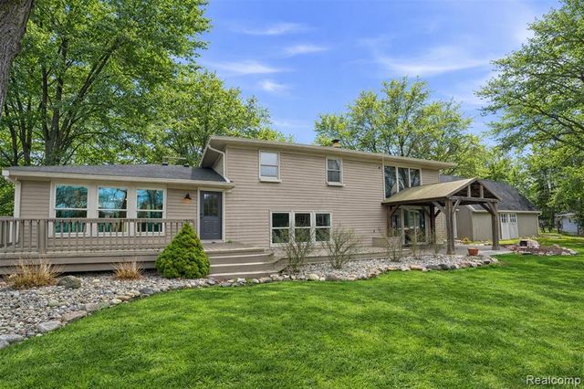 5370 Edgelake Drive, Pinckney, MI 48169