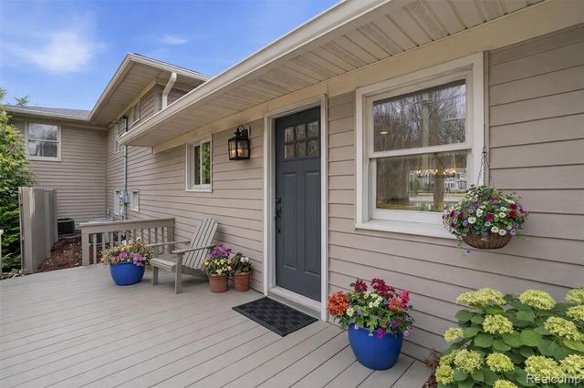 5370 Edgelake Drive, Pinckney, MI 48169