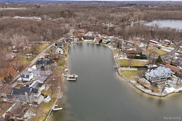 5370 Edgelake Drive, Pinckney, MI 48169