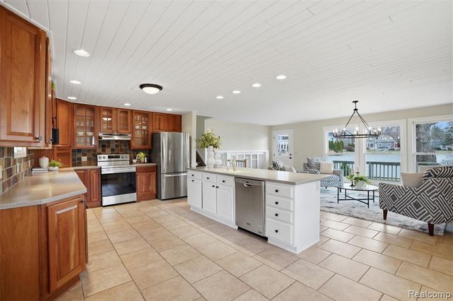 5370 Edgelake Drive, Pinckney, MI 48169