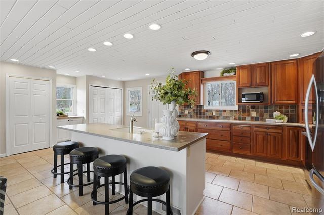 5370 Edgelake Drive, Pinckney, MI 48169