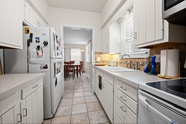 1330 Beaconsfield Street, Grosse Pointe, MI 48230