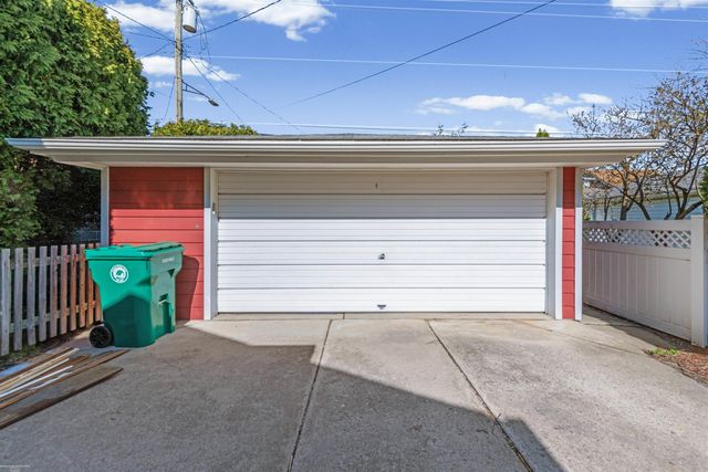 1330 Beaconsfield Street, Grosse Pointe, MI 48230