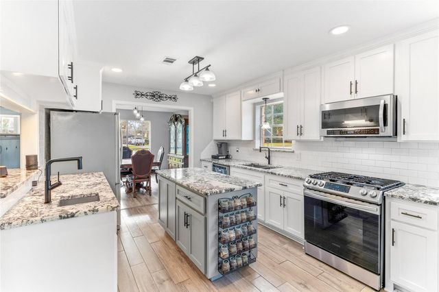 105 Poinciana Street Street, Lake Jackson, TX 77566