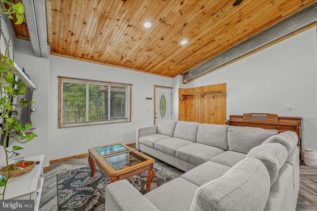 397 HAPPY VALLEY LN, Berkeley Springs, WV 25411