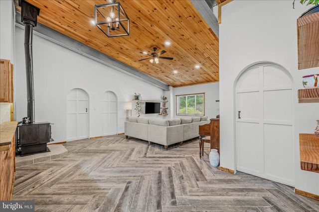 397 HAPPY VALLEY LN, Berkeley Springs, WV 25411