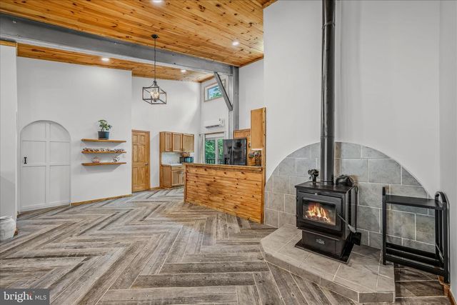 397 HAPPY VALLEY LN, Berkeley Springs, WV 25411