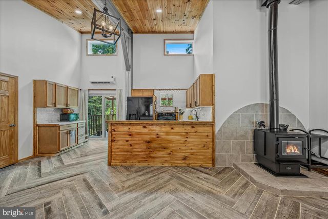 397 HAPPY VALLEY LN, Berkeley Springs, WV 25411