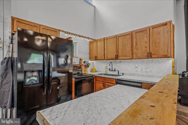 397 HAPPY VALLEY LN, Berkeley Springs, WV 25411