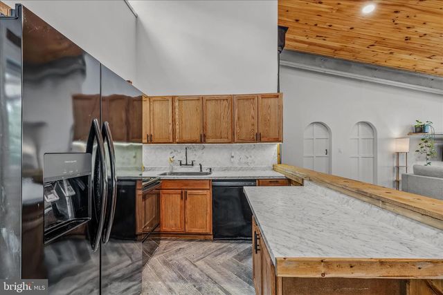 397 HAPPY VALLEY LN, Berkeley Springs, WV 25411