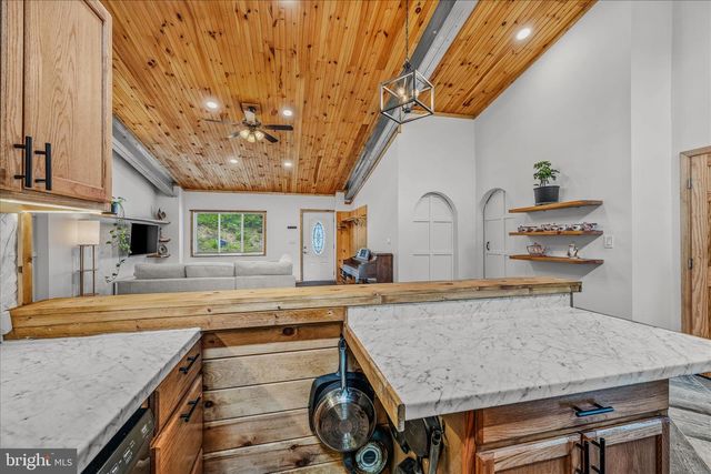 397 HAPPY VALLEY LN, Berkeley Springs, WV 25411