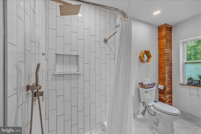 397 HAPPY VALLEY LN, Berkeley Springs, WV 25411