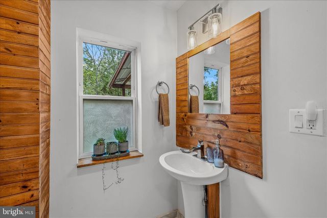 397 HAPPY VALLEY LN, Berkeley Springs, WV 25411