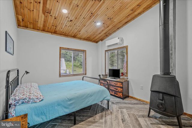 397 HAPPY VALLEY LN, Berkeley Springs, WV 25411