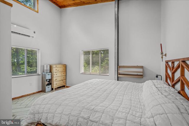 397 HAPPY VALLEY LN, Berkeley Springs, WV 25411
