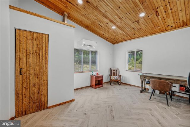 397 HAPPY VALLEY LN, Berkeley Springs, WV 25411