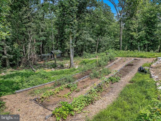 397 HAPPY VALLEY LN, Berkeley Springs, WV 25411