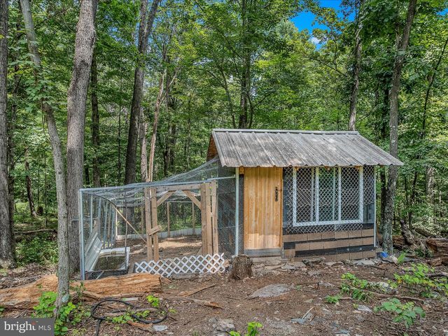 397 HAPPY VALLEY LN, Berkeley Springs, WV 25411