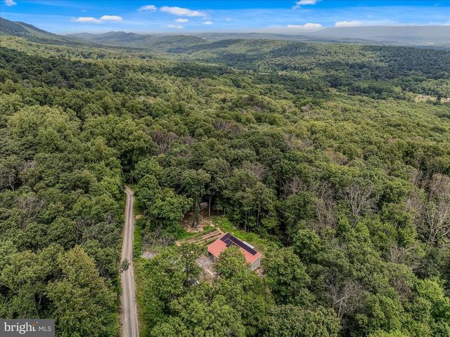 397 HAPPY VALLEY LN, Berkeley Springs, WV 25411