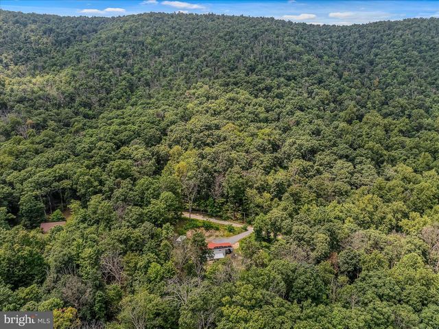 397 HAPPY VALLEY LN, Berkeley Springs, WV 25411