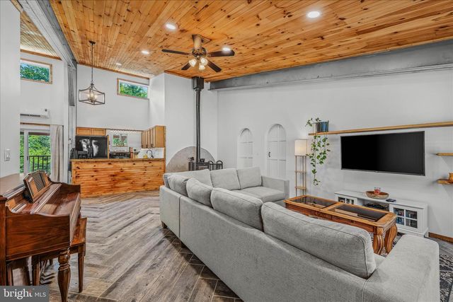 397 HAPPY VALLEY LN, Berkeley Springs, WV 25411