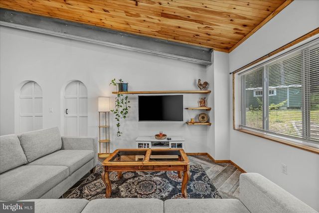 397 HAPPY VALLEY LN, Berkeley Springs, WV 25411