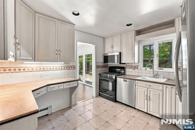 29 Addison Place, Ho-ho-kus, NJ 07423