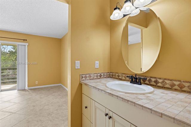 110 Lake Meryl Drive 216, West Palm Beach, FL 33411