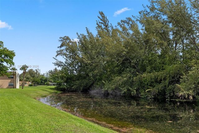 110 Lake Meryl Drive 216, West Palm Beach, FL 33411