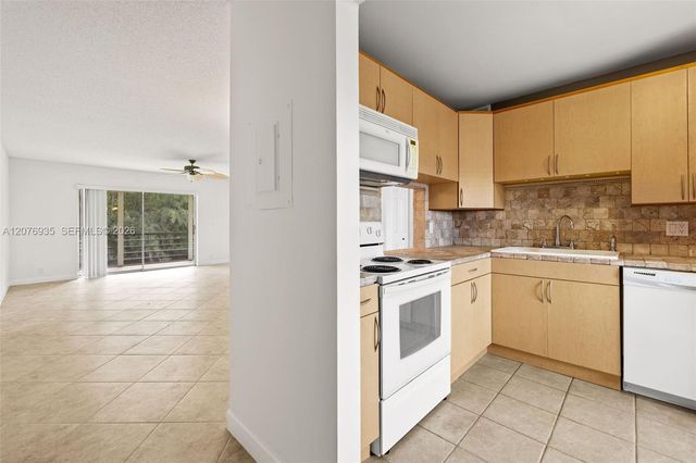110 Lake Meryl Drive 216, West Palm Beach, FL 33411