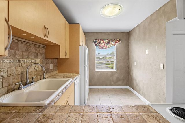 110 Lake Meryl Drive 216, West Palm Beach, FL 33411