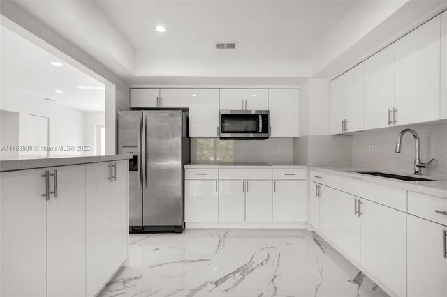 5241 Redwood Ct, Plantation, FL 33317