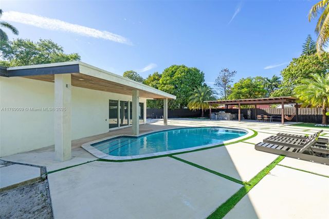5241 Redwood Ct, Plantation, FL 33317