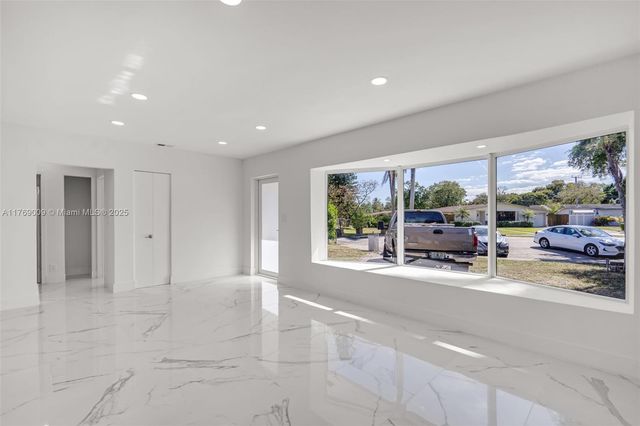 5241 Redwood Ct, Plantation, FL 33317
