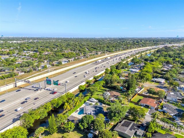 5241 Redwood Ct, Plantation, FL 33317