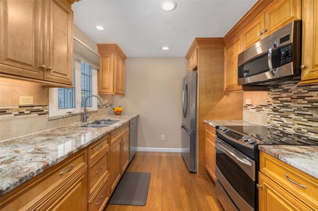 121 Zinnia Street, Warwick, RI 02886