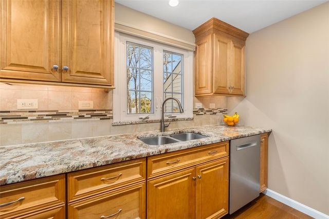 121 Zinnia Street, Warwick, RI 02886