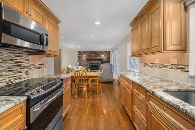 121 Zinnia Street, Warwick, RI 02886