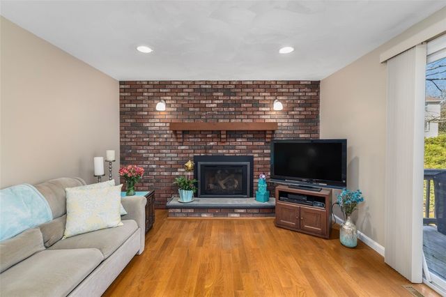 121 Zinnia Street, Warwick, RI 02886