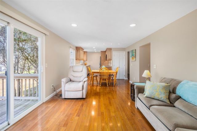 121 Zinnia Street, Warwick, RI 02886