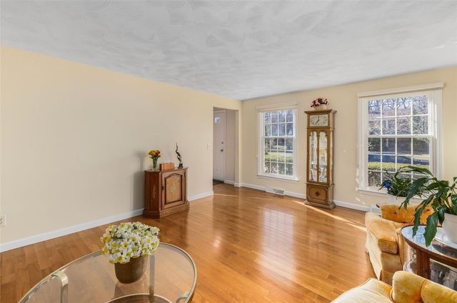 121 Zinnia Street, Warwick, RI 02886