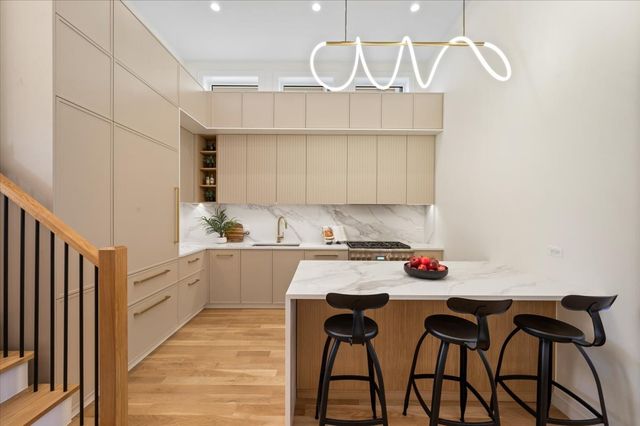 529 N Hartland Court, Chicago, IL 60622