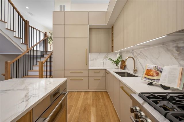 529 N Hartland Court, Chicago, IL 60622