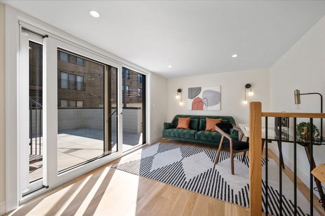 529 N Hartland Court, Chicago, IL 60622